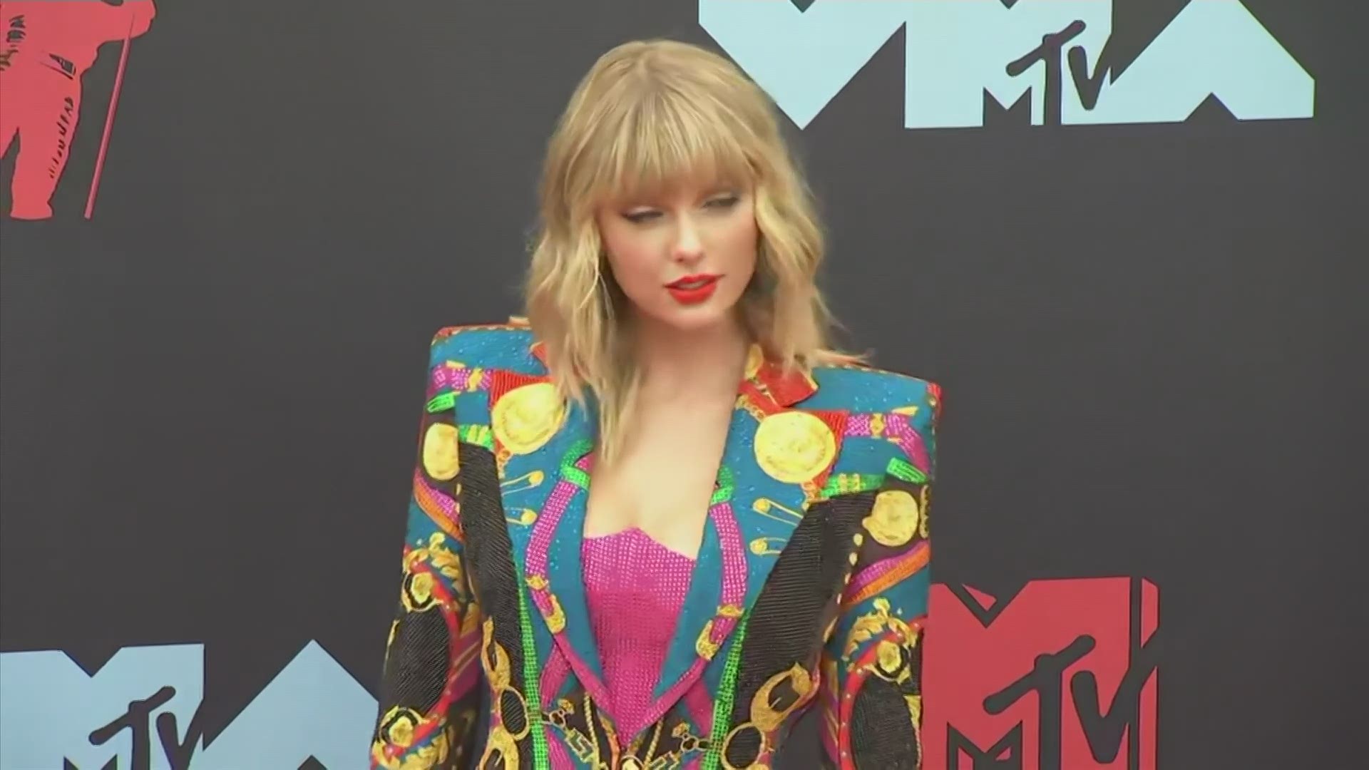 Taylor Swift arrives at MTV Video Music Awards