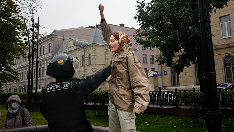 Russian police block mobilization protests, arrest hundreds