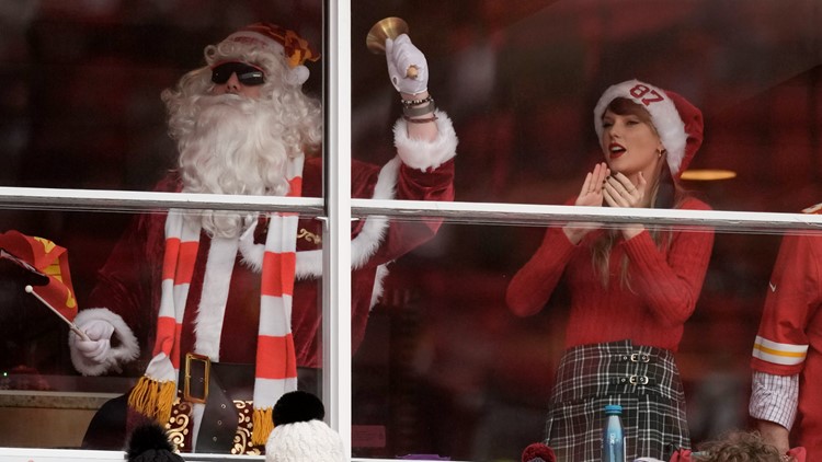 Taylor Swift celebrates Christmas Day at Chiefs-Raiders game | kens5.com