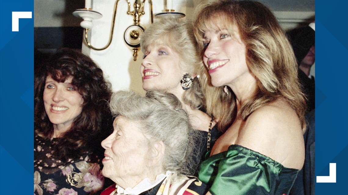 Carly Simon's sisters Lucy Simon, Joanna Simon die in same week - Vimarsana News