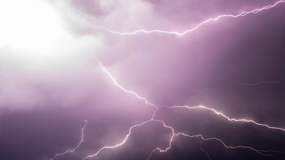 Bosque County man killed by lightning, child injured. - Vimarsana News