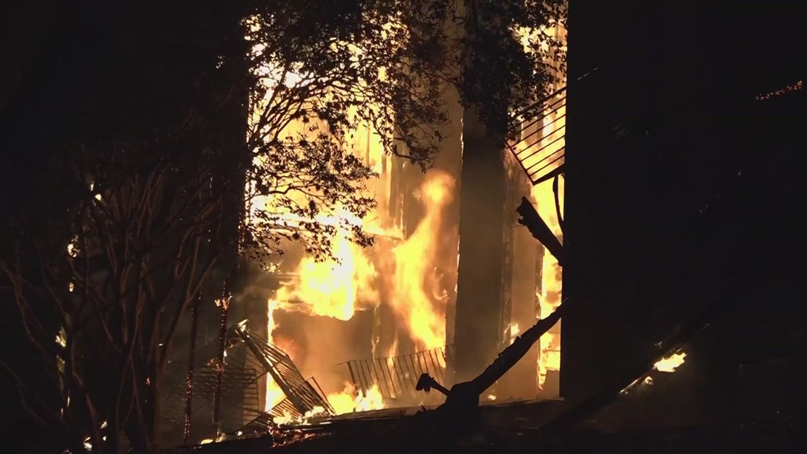 Displaced tenants recall surviving massive apartment fire on northwest side - Vimarsana News