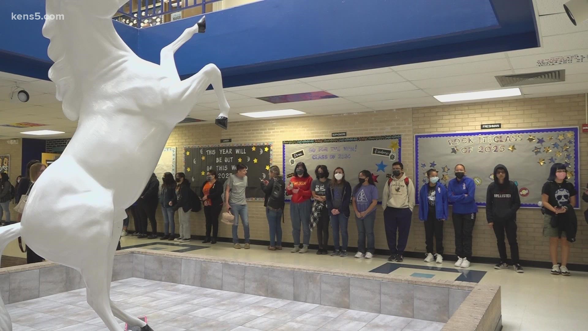 High school students, staff celebrate UTSA day by honoring dean, John