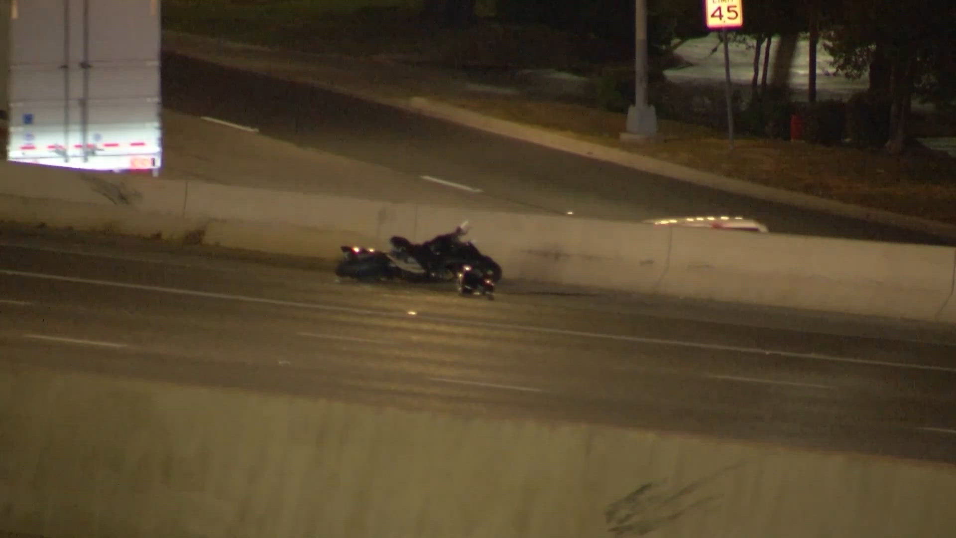 Motorcyclist killed after crashing into 18-wheeler on I-10 in San Antonio