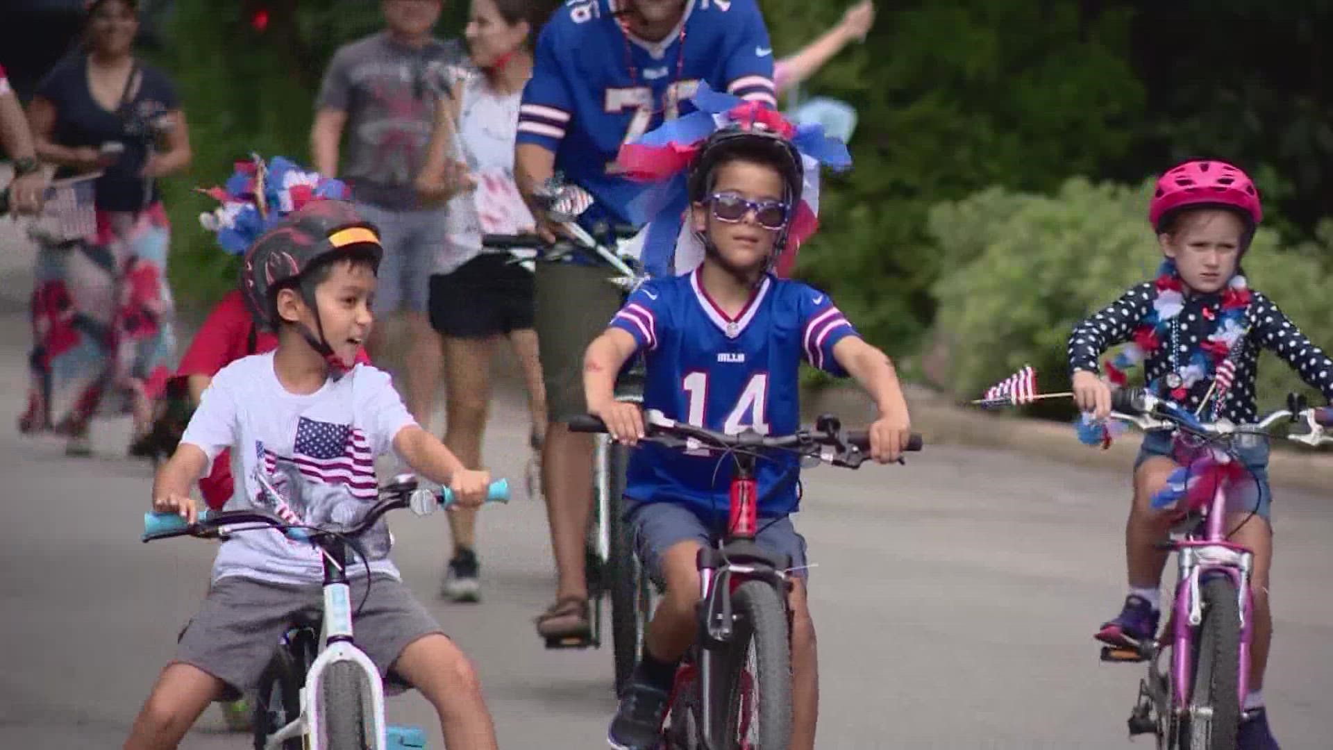From Woodlawn Lake Park to Alamo Heights, people are celebrating Independence Day across the Alamo City.