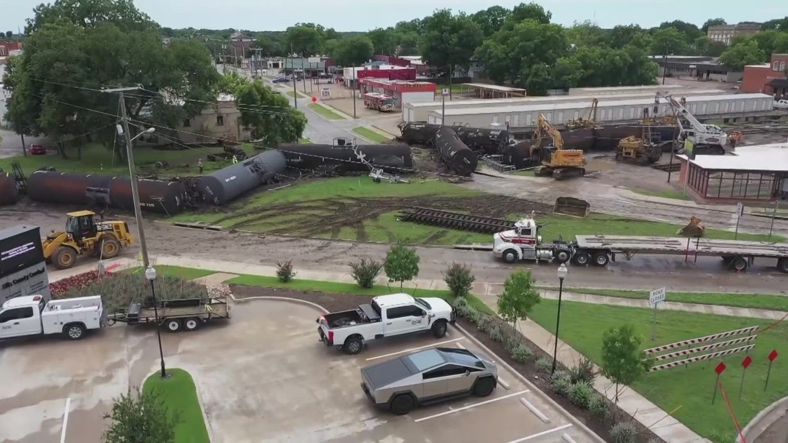 Crews Work To Clean Up After Massive Train Derailment In Waxahachie crews-work-to-clean-up-after-massive-train-derailment-in-waxahachie