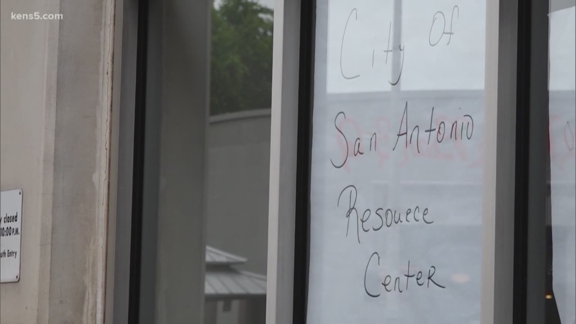 After several months of helping asylum-seeking migrants who have had been bussed to San Antonio, the center at Travis Park Church is closing.