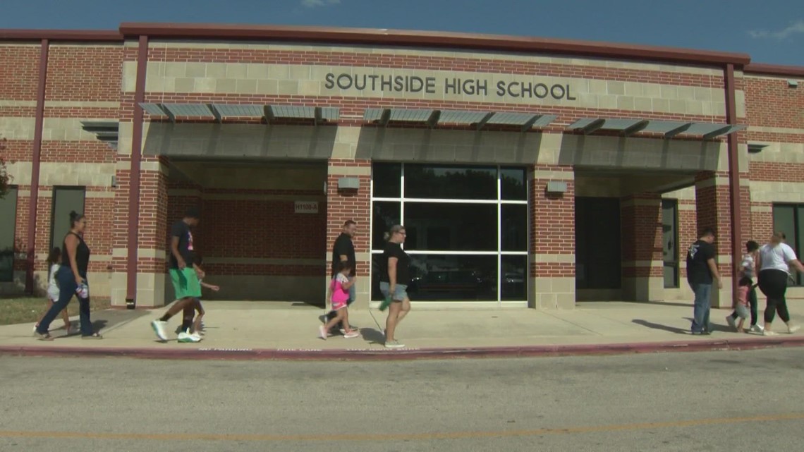 As school campuses closed Tuesday, one San Antonio district remained open - Vimarsana News