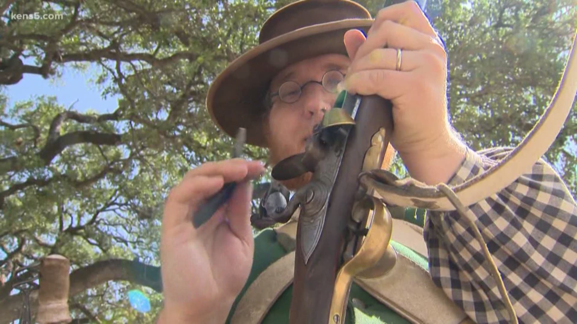 A new tour at the Alamo is giving guests a close look at the weapons used by Davy Crockett and the rest of the historic defenders of the Alamo.