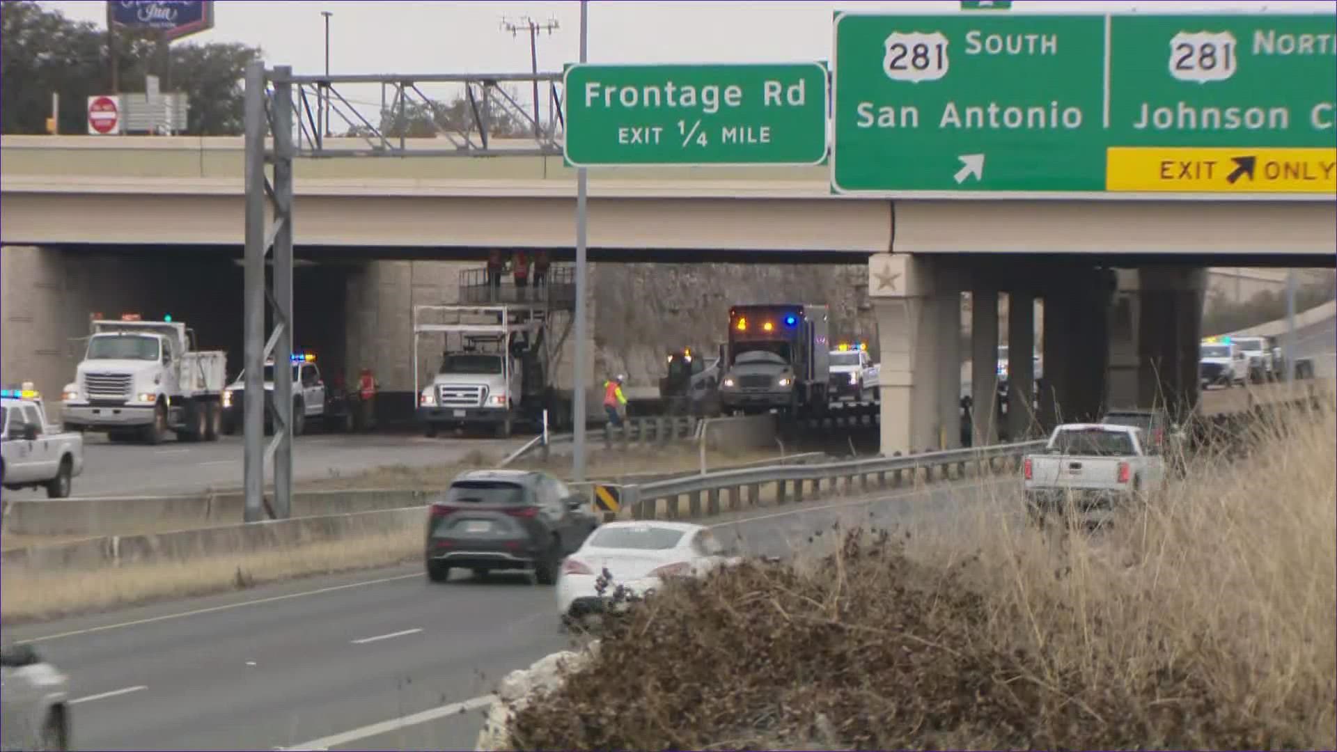 The southbound US 281 ramp to Loop 1604 and the Gold Canyon bridge over Loop 1604 are also closed.