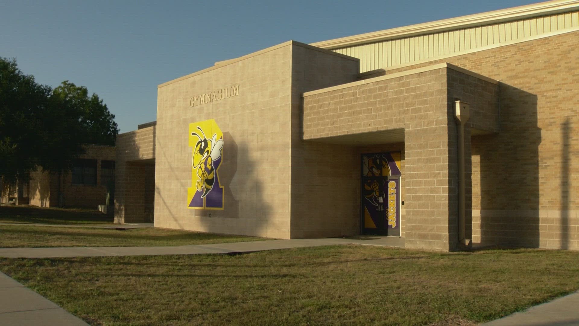 Apple store in Texas closes in Covid outbreak