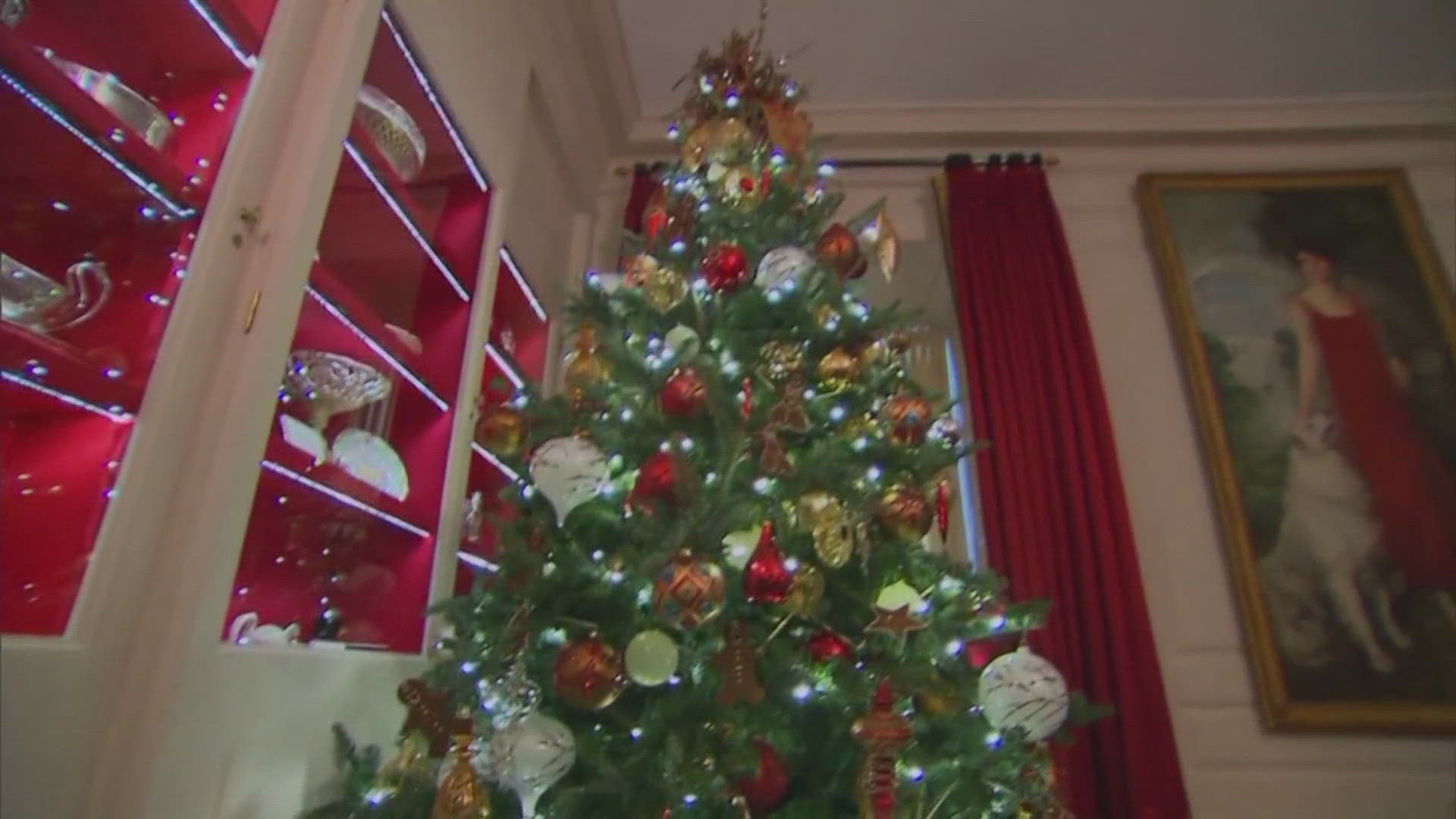 Experts say that both live and artificial trees can trigger allergy symptoms due to the mold and dust.