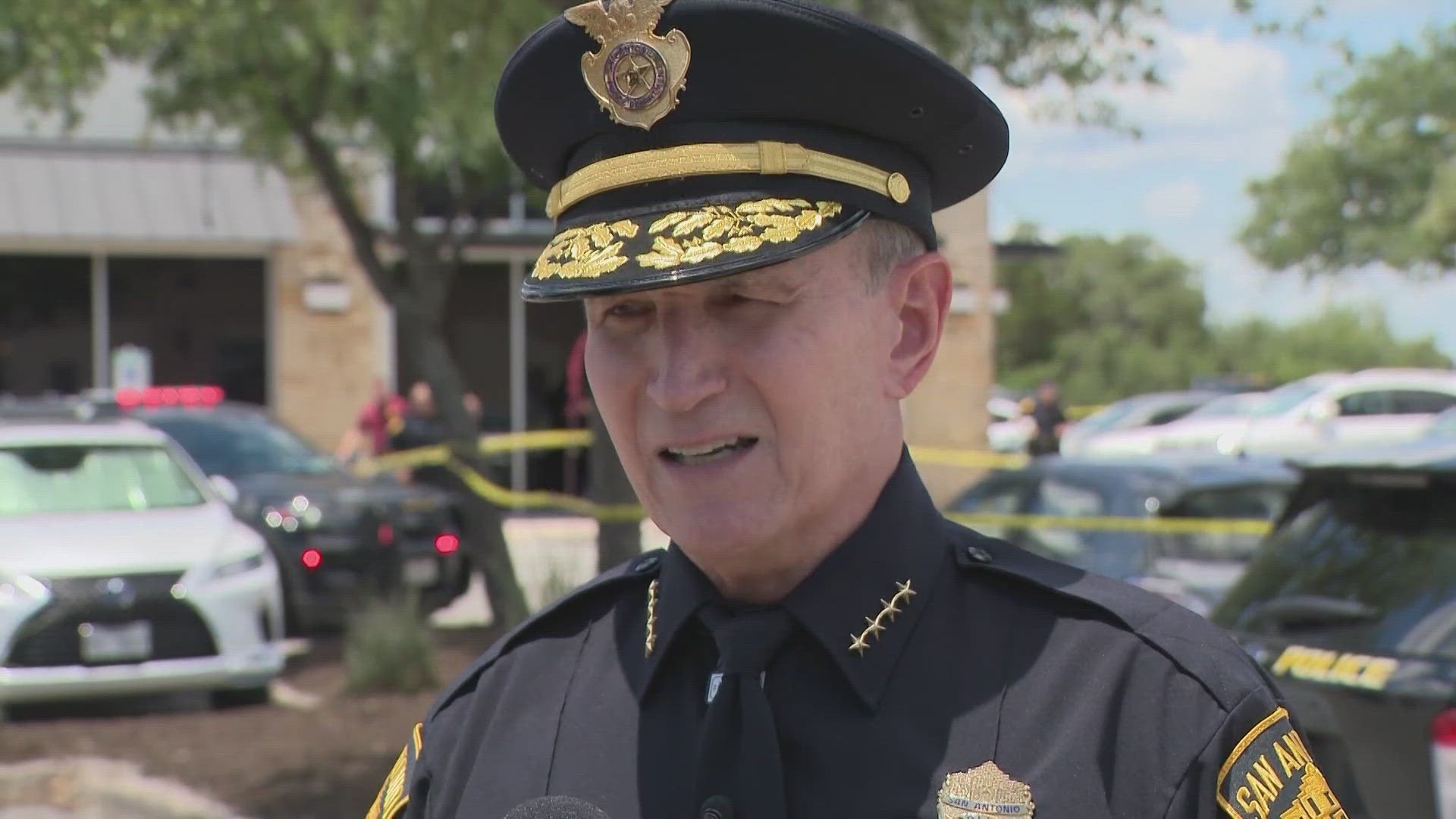 San Antonio police officer shoots man after alleged scissor theft and ...