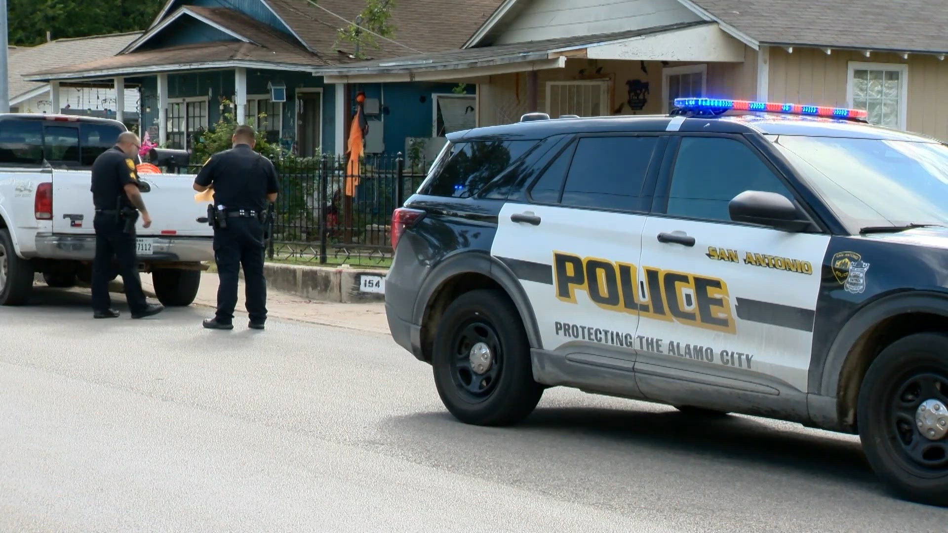 Man injured after stabbing near downtown San Antonio highway, police ...