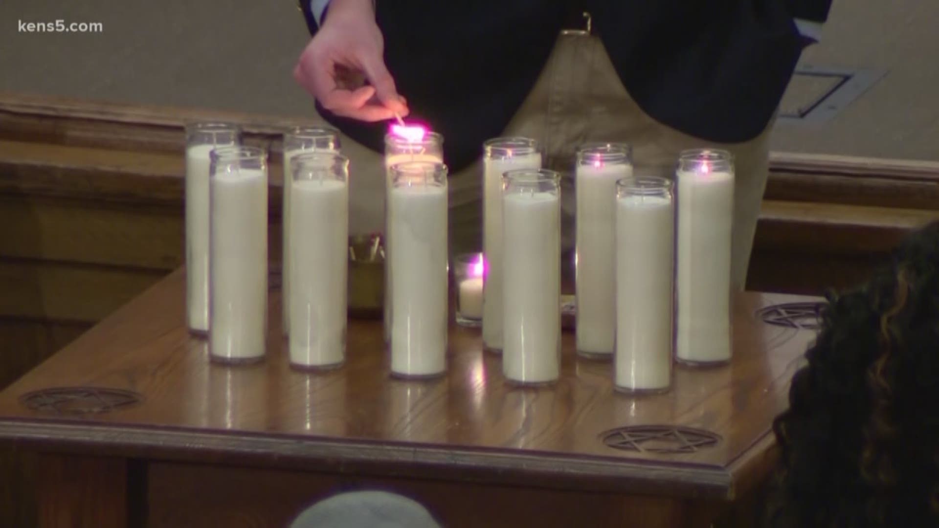 Here in San Antonio Tuesday, hundreds of people came to honor those killed at the synagogue in Pittsburgh. Eyewitness News reporter Roxie Bustamante has more.