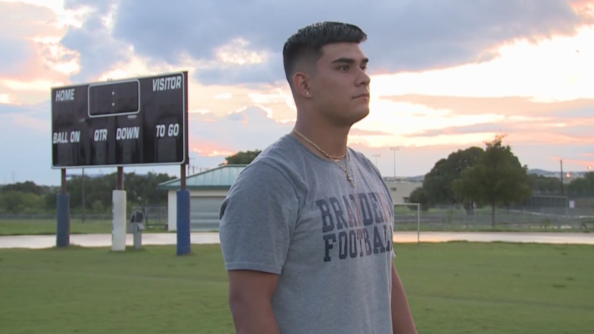 A San Antonio high school football player is inspiring people with every play he makes this year.