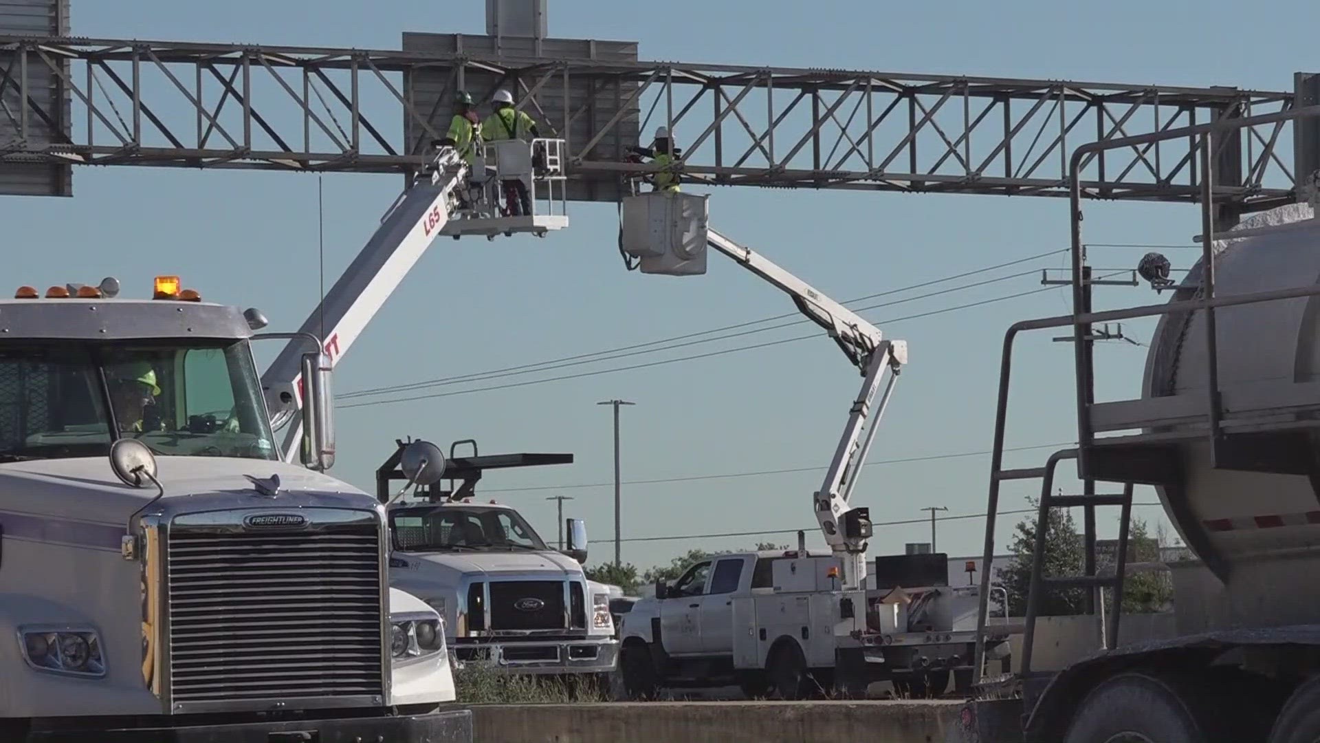 TX Dot crews are repairing an overhead sign.