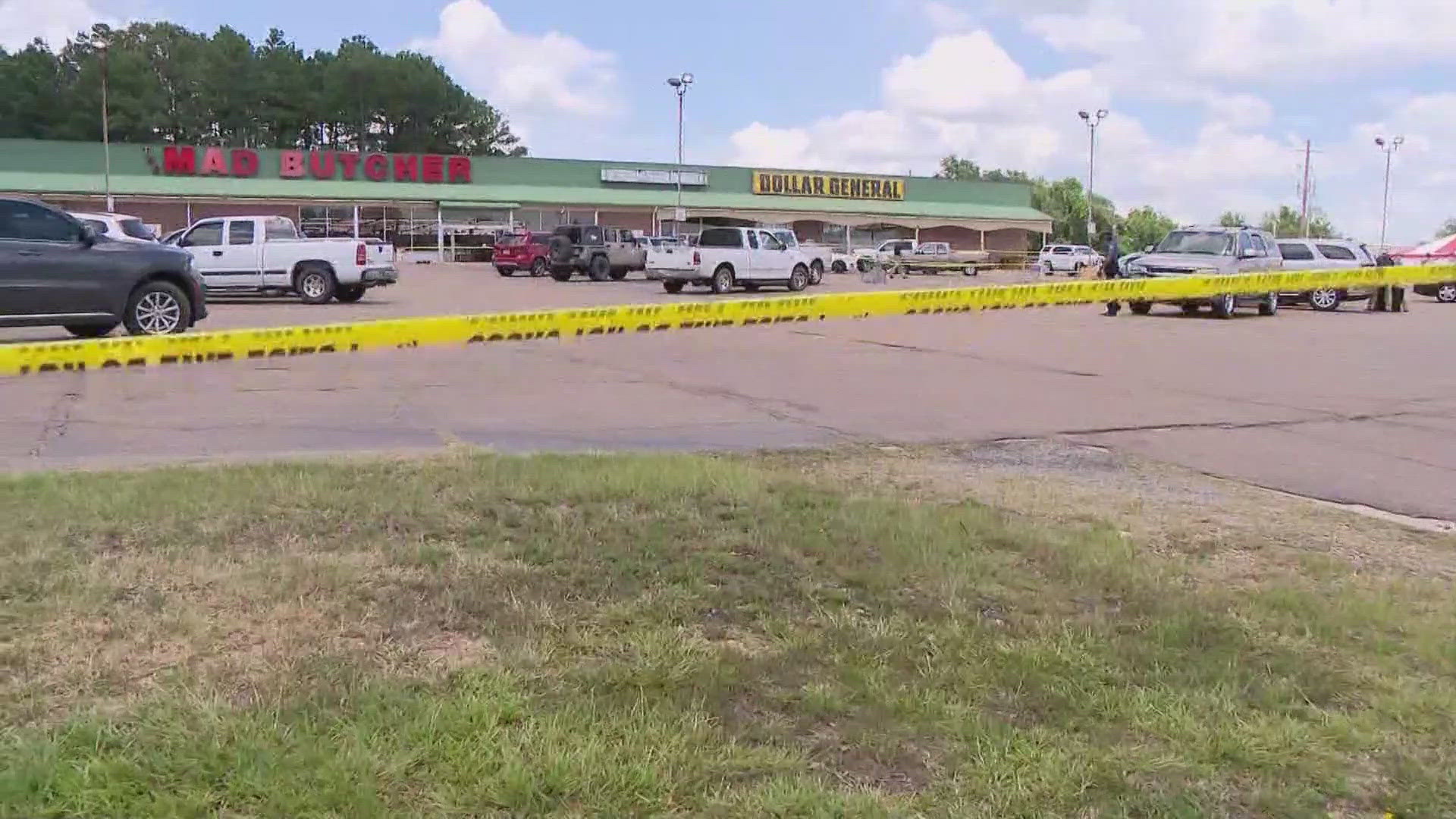 Two dead, others injured after shooting in Arkansas grocery store