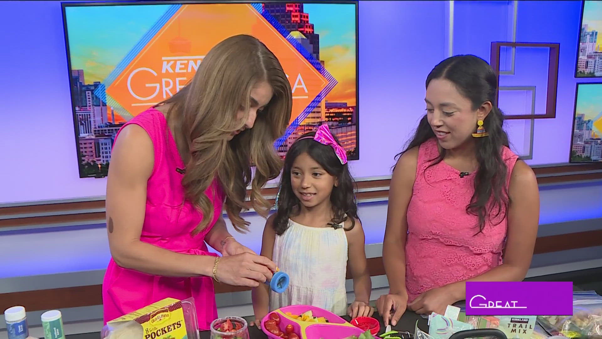 Kathy Munoz shows Roma how to pack snacks-on-the-go for summer traveling.