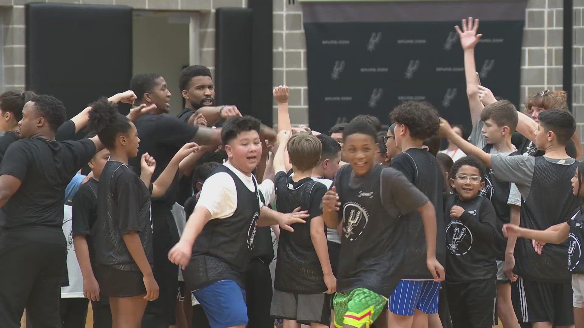 Can Spurs extend home winning streak against Clippers? What to know ...