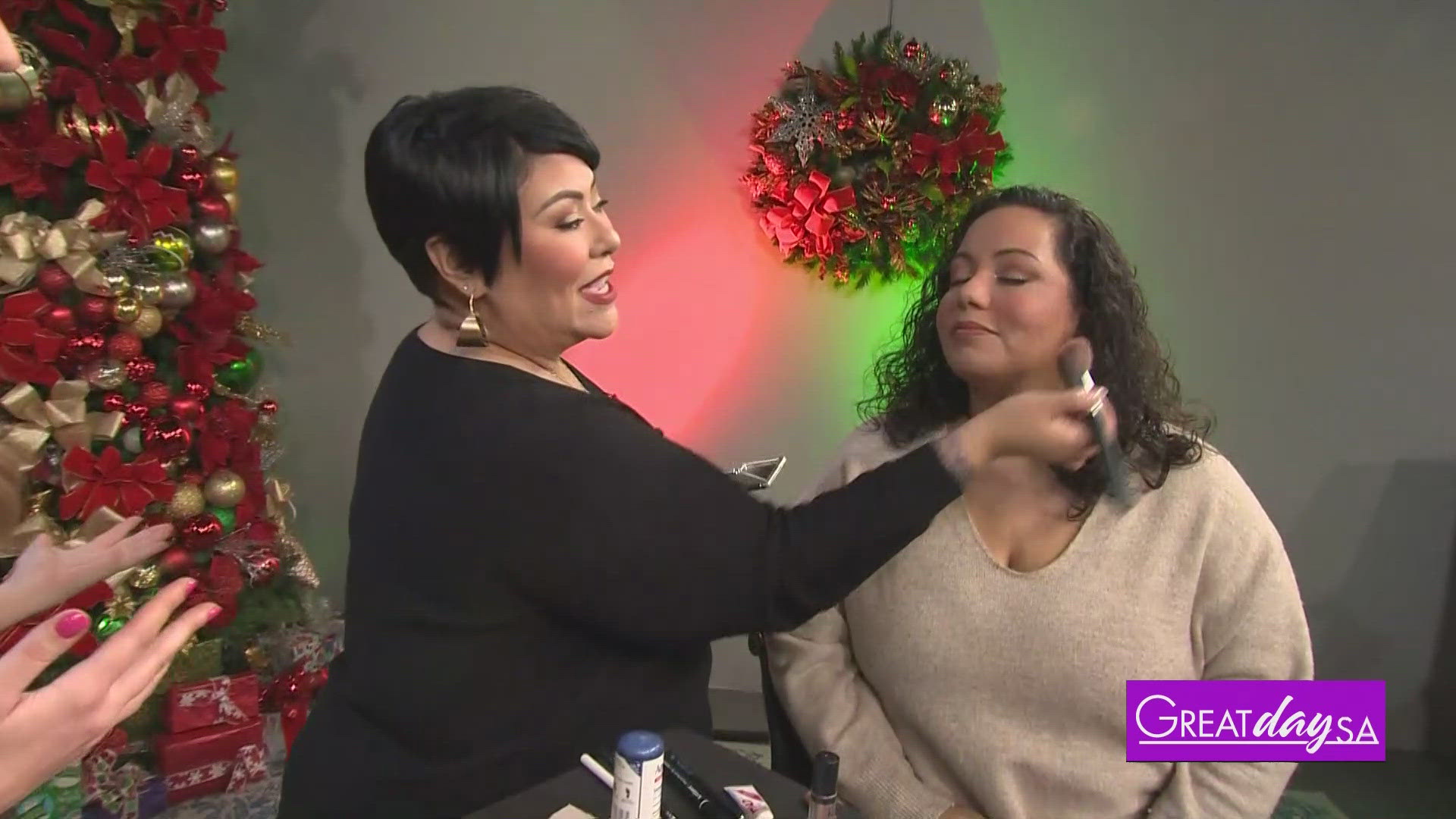 Celebrity Makeup Artist Jen Hernandez stops by to share some holiday makeup looks. 