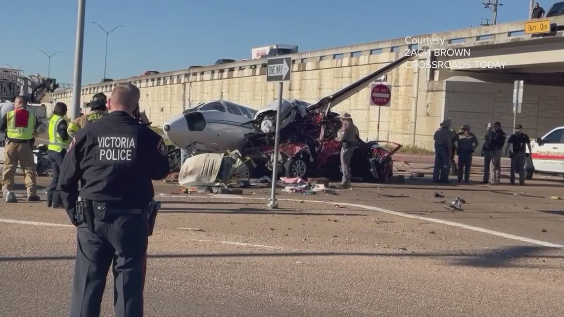 4 injured after plane crashes into 3 cars on Victoria highway | kens5.com