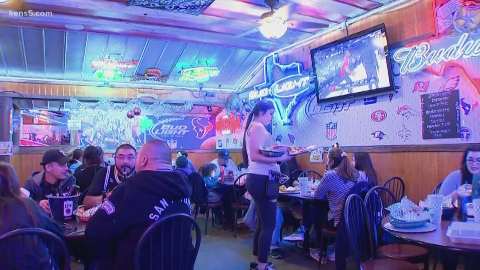 A crowd gathered in Big Lou's Burger and Barbecue to watch the highly-anticipated game between the Spurs and Raptors. Eyewitness News reporter Roxie Bustamante is live.