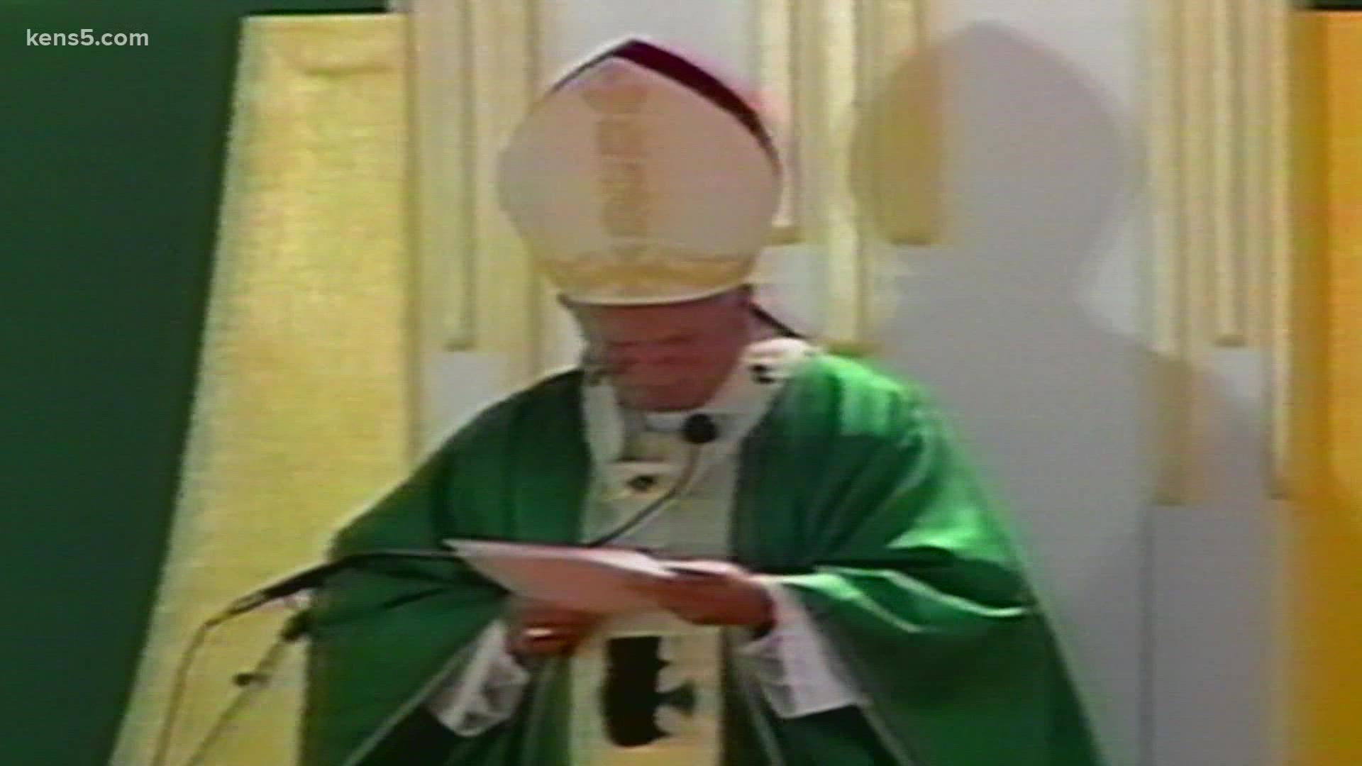 Pope John Paul II celebrated Mass before 350,000 people in northwest San Antonio.