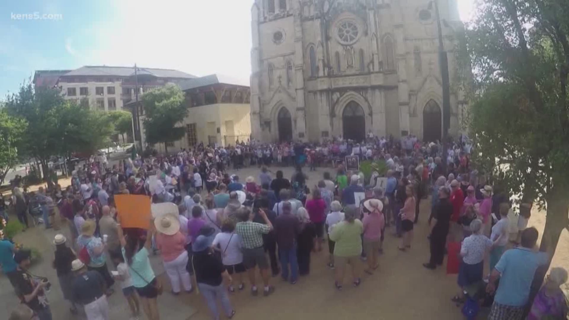Hundreds packed Main Plaza to pray for the immigrant children who have been taken from their families while trying to cross the border. Eyewitness News reporter Henry Ramos has more.