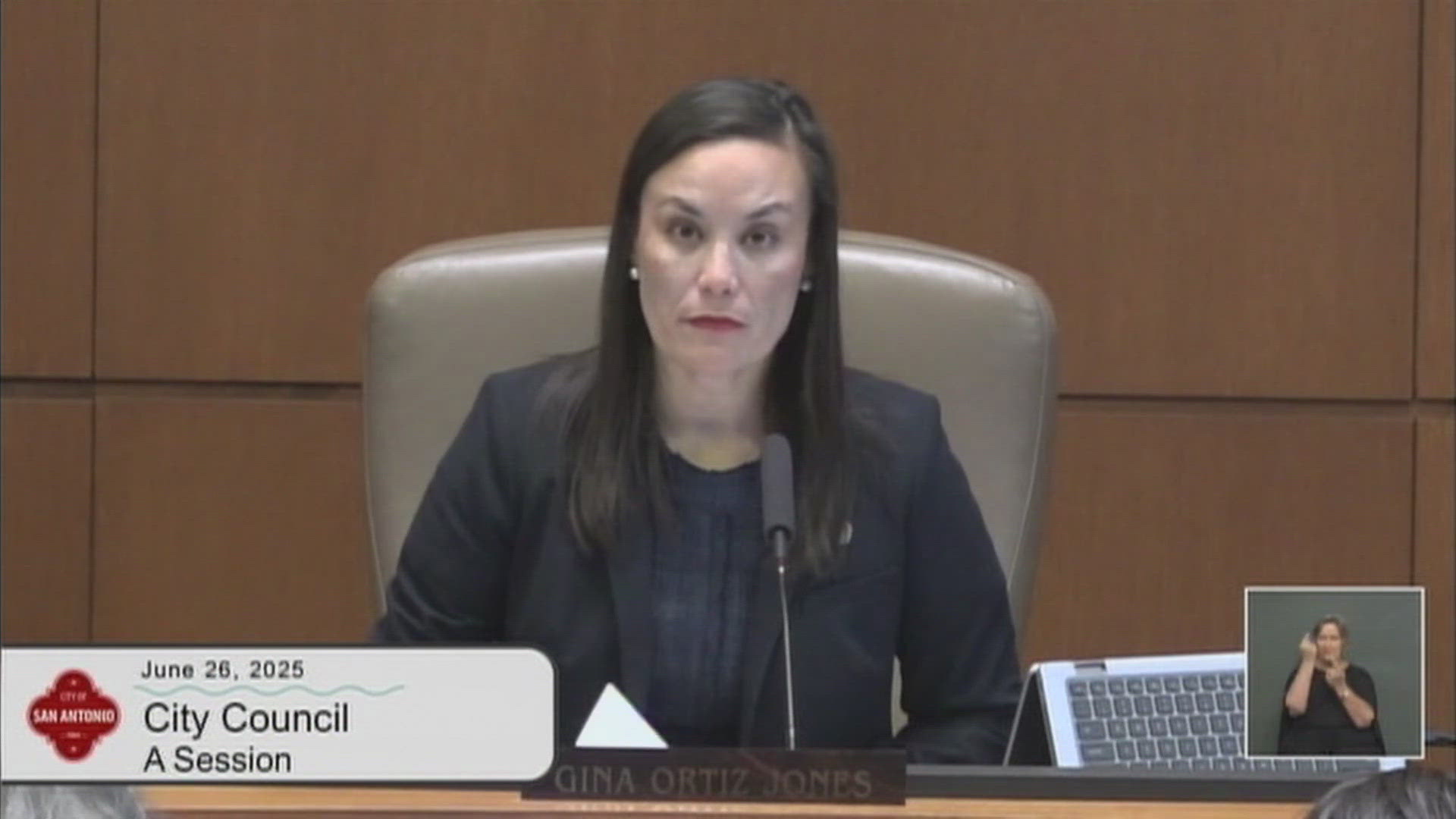 The mayor started the meeting by remembering a 3-year tragedy involving 53 migrants. 