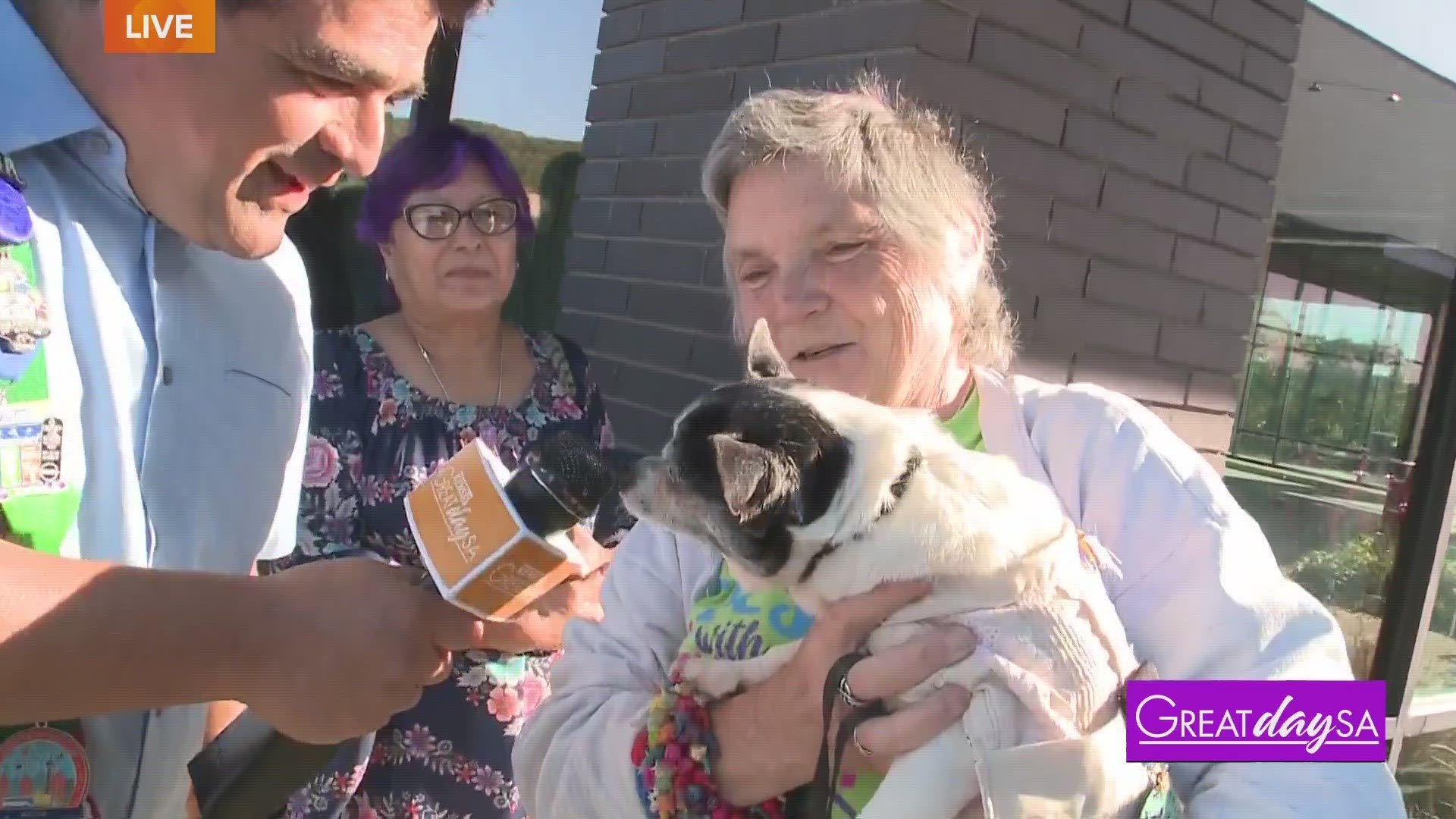 Paul Mireles hangs out at La Panaderia to hand out Kens5 Fiesta Medals to fans.