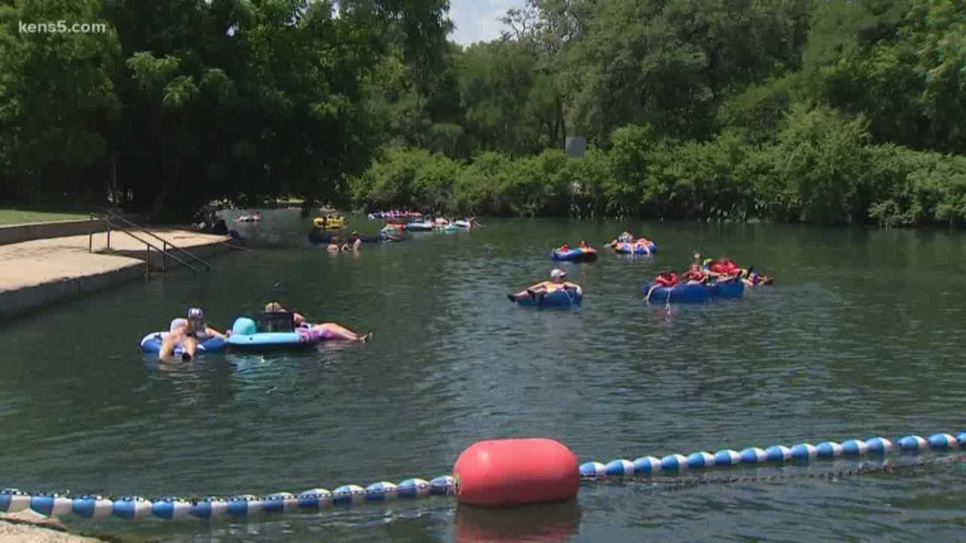 KENS 5 photojournalist Ivan Gibson gives us a splash of what to expect in New Braunfels this weekend as tubers look to float over the holidays.