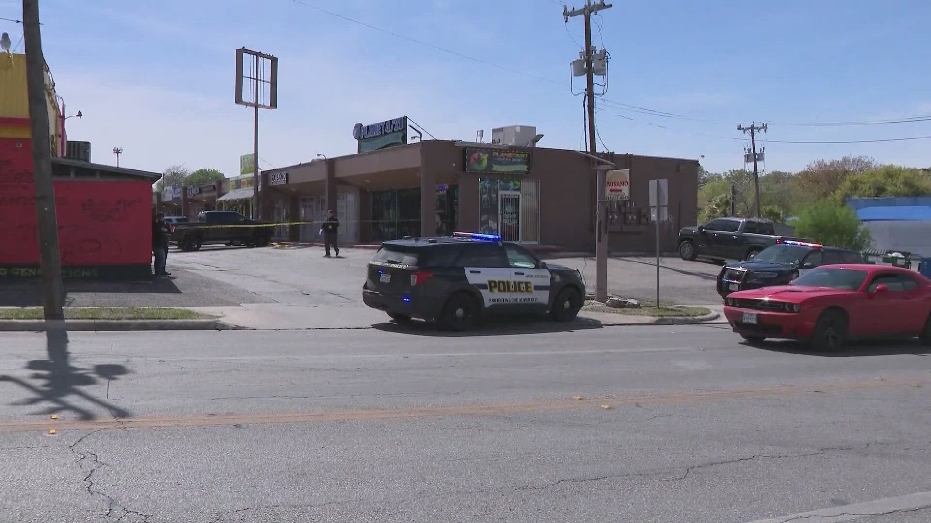 SAPD search for suspect after robbery at north-side vape shop leaves man  injured