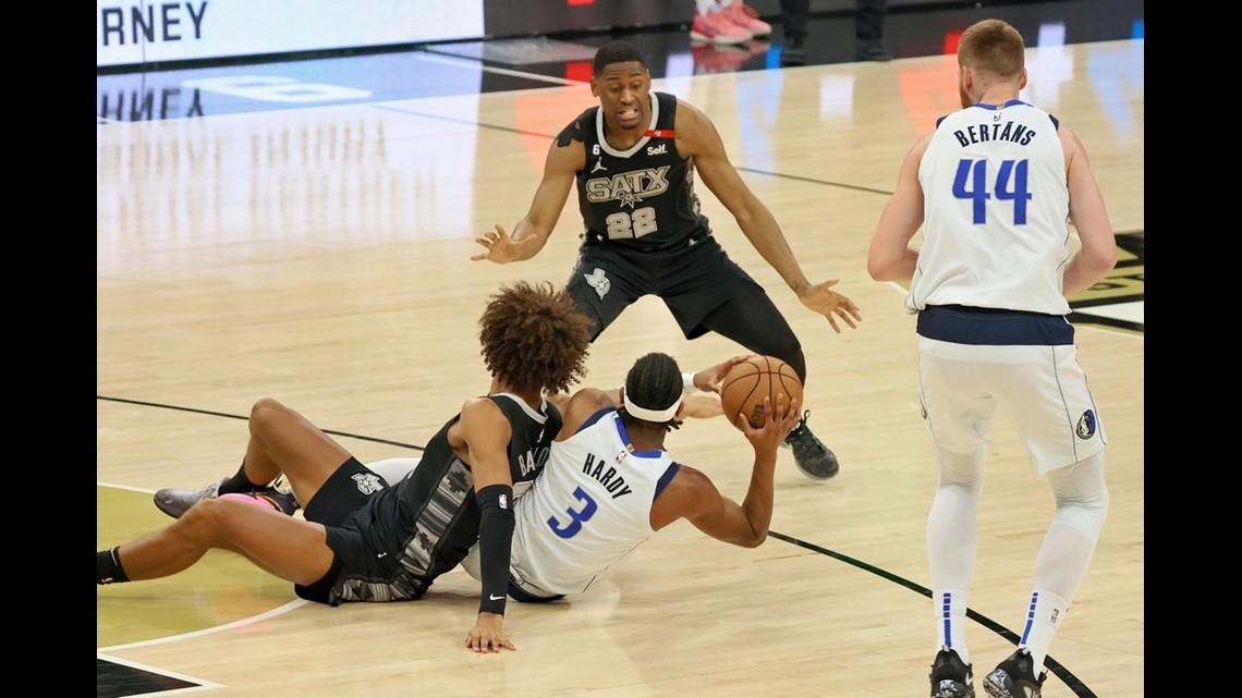 Sean Elliott of the San Antonio Spurs dunks against the Sacramento News  Photo - Getty Images