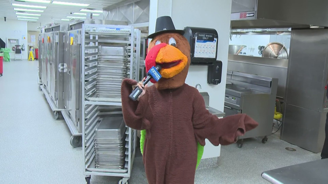 A Live Turkey At The 45th Annual Raul Jimenez Dinner! | Kens5.com