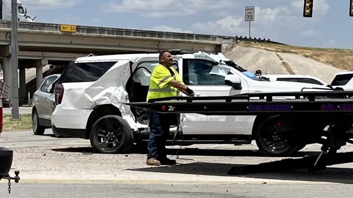 Von Ormy officer recovering after rollover accident on I-35 - Vimarsana News
