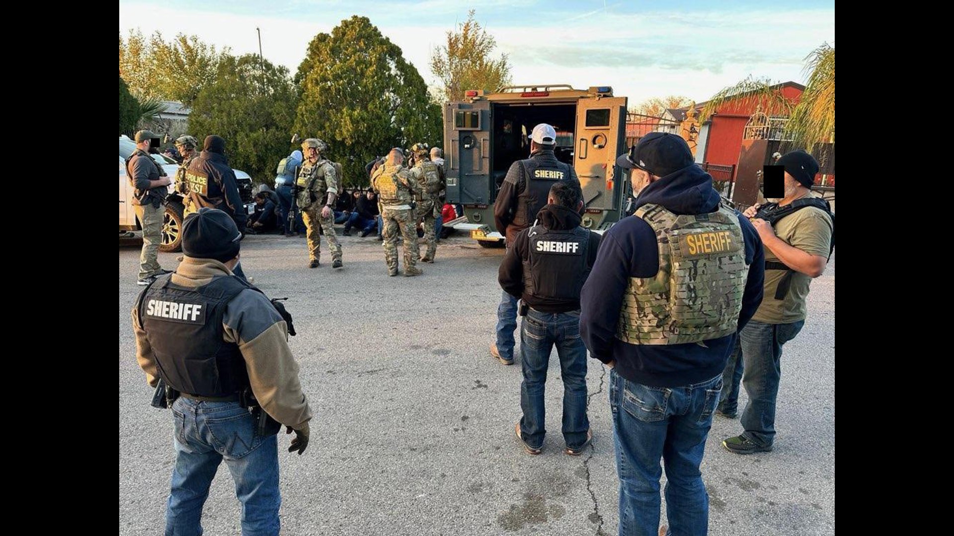 Man arrested for smuggling 16 'illegal aliens' | kens5.com