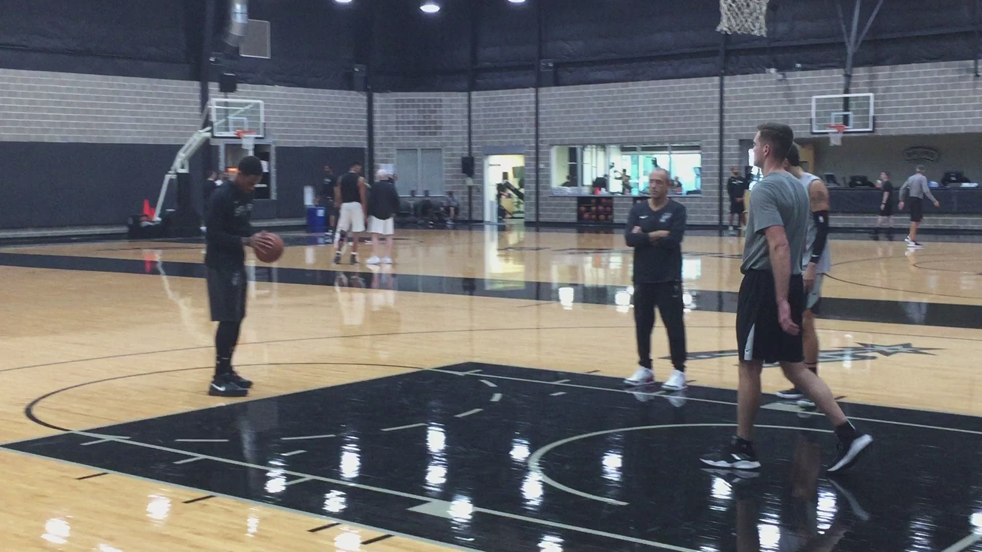 DeMar DeRozan and Marco Belinelli shooting free throws at practice Friday