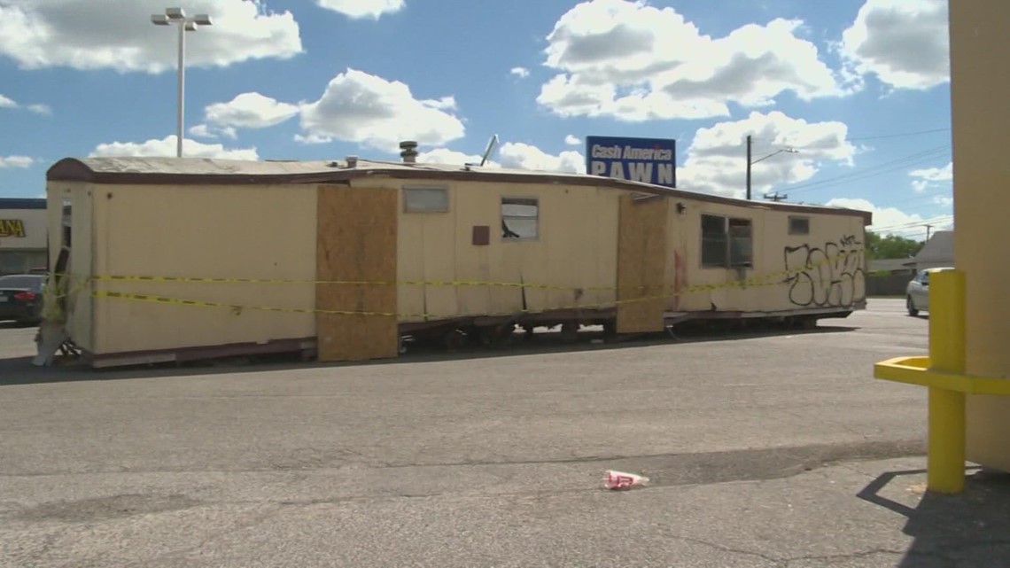 Mobile home left behind in west-side shopping center parking lot - Vimarsana News