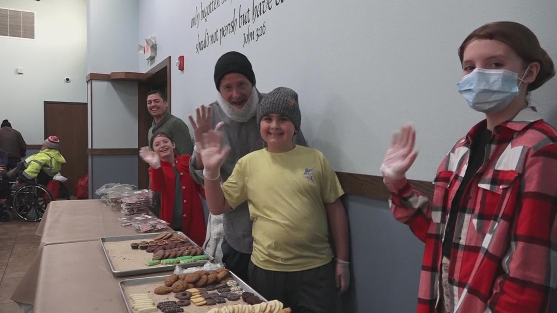Volunteers serve hot food and warm gifts to San Antonians in need as non-profit hopes to expand impact next year - Vimarsana News