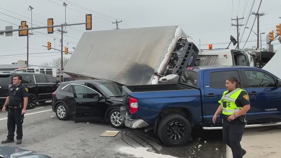 4 hospitalized after rollover crash involving 7 cars in San Antonio ...