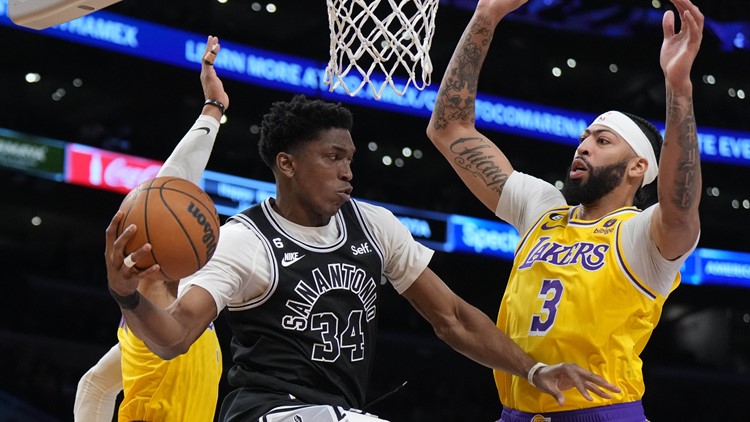 Lakers beat Spurs 113-104