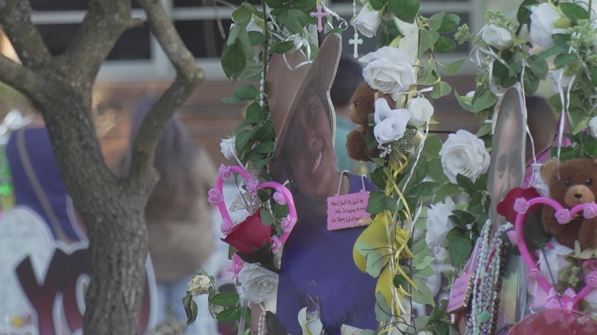 Memorials In Uvalde Plaza Honor The Victims Killed At Robb Elementary ...