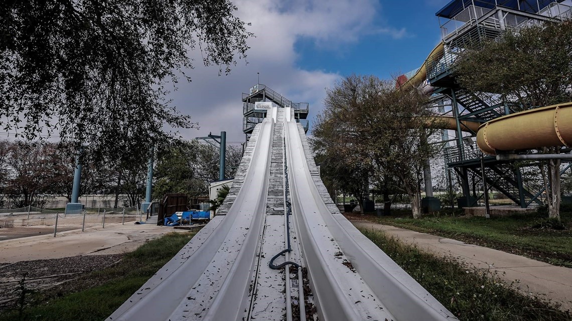 YouTuber shows Splashtown San Antonio show waterpark now