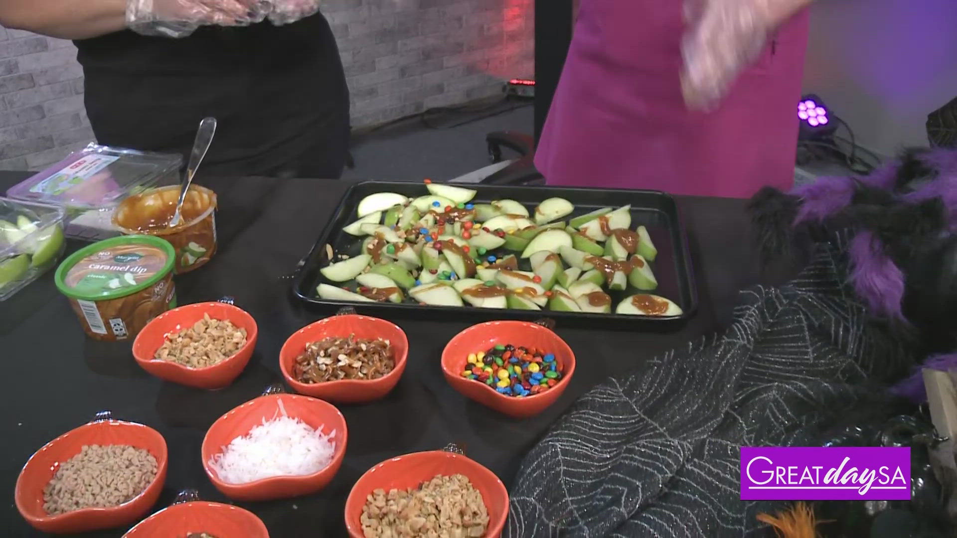 Registered Dietician Jennifer Meachum is back with an easy Caramel Apple Halloween recipe. 