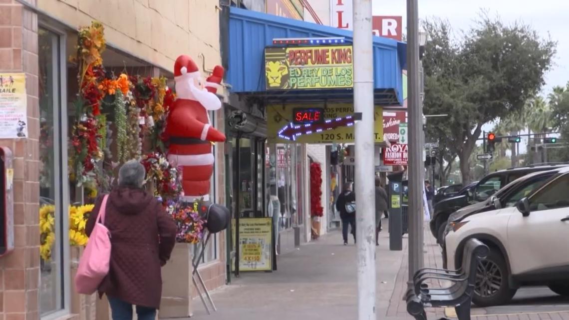 La temporada navideña trae compradores internacionales al sur de Texas