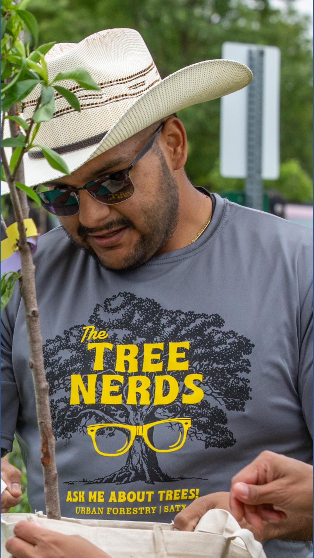 Free tree giveaway highlights Viva PoesÃa festival at Mission Marquee ...