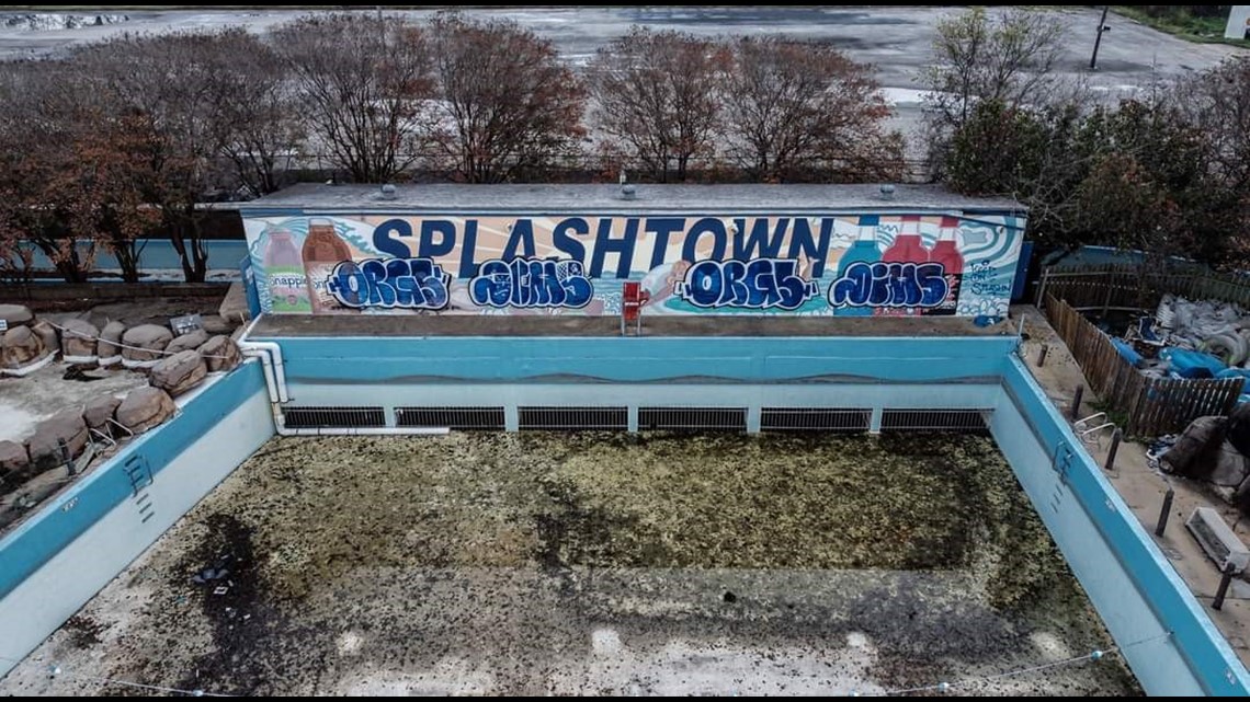 YouTuber shows Splashtown San Antonio show waterpark now