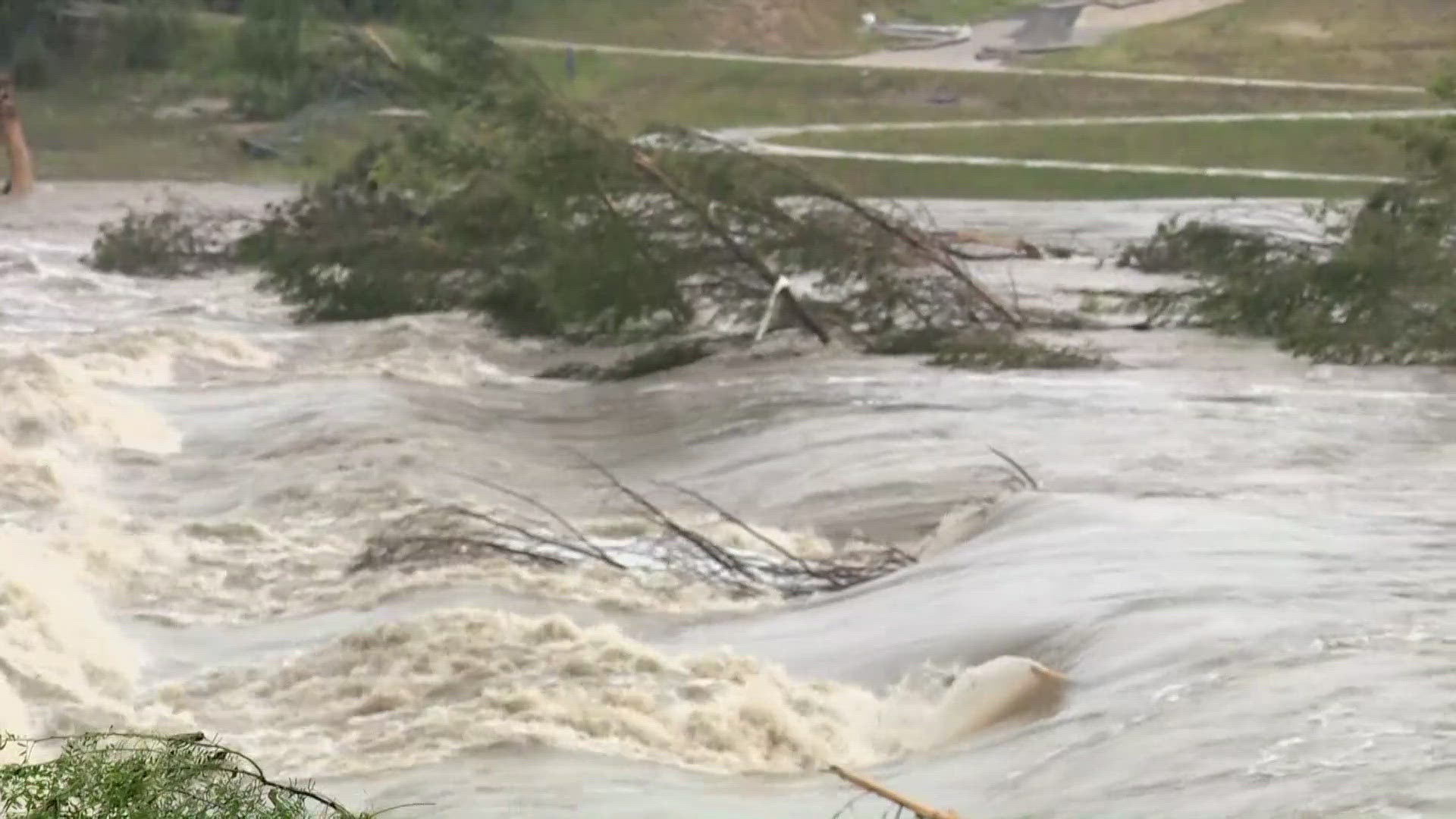 Guadalupe River floods take down trees, powerlines as water rapidly rises, image size:1920x1080