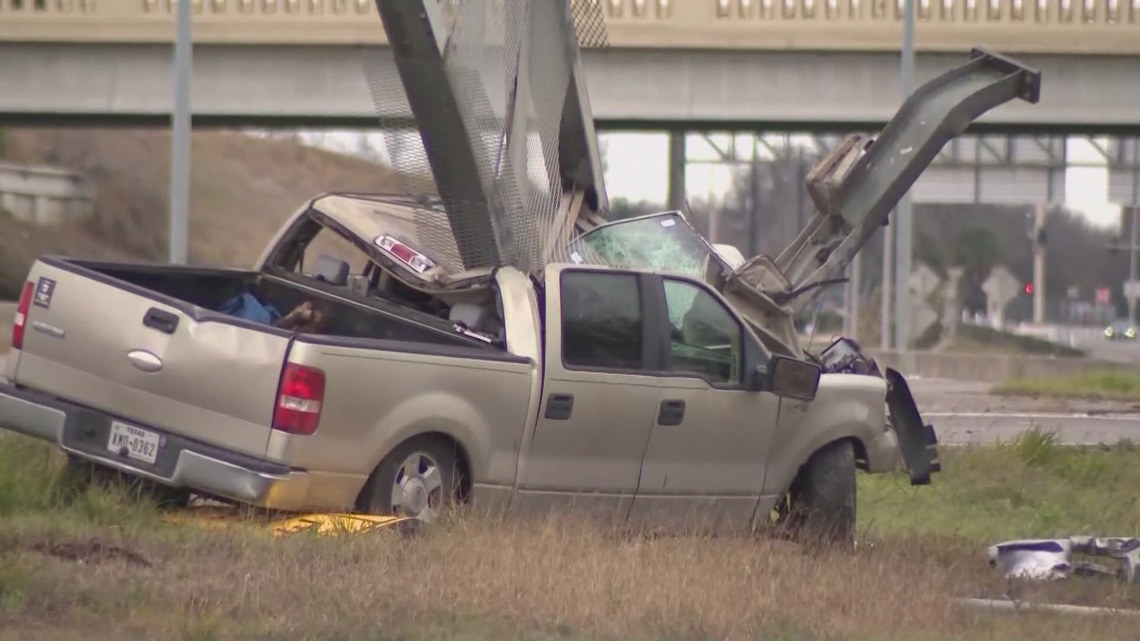 Viral video shows truck losing control before smashing into highway ...